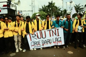 Buntut dari Disahkan RUU TNI, Koalisi Masyarakat Sipil Serta Mahasiswa Gelar Aksi di Depan Gedung DPR RI