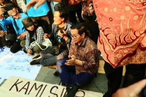 Persaudaraan Warga Kampung Bayam (PWKB) dan Jaringan Rakyat Miskin Kota (JRMK) Menilai Penyelesaian Permasalahan Hunian Warga Kampung Bayam Tidak Partisipatif