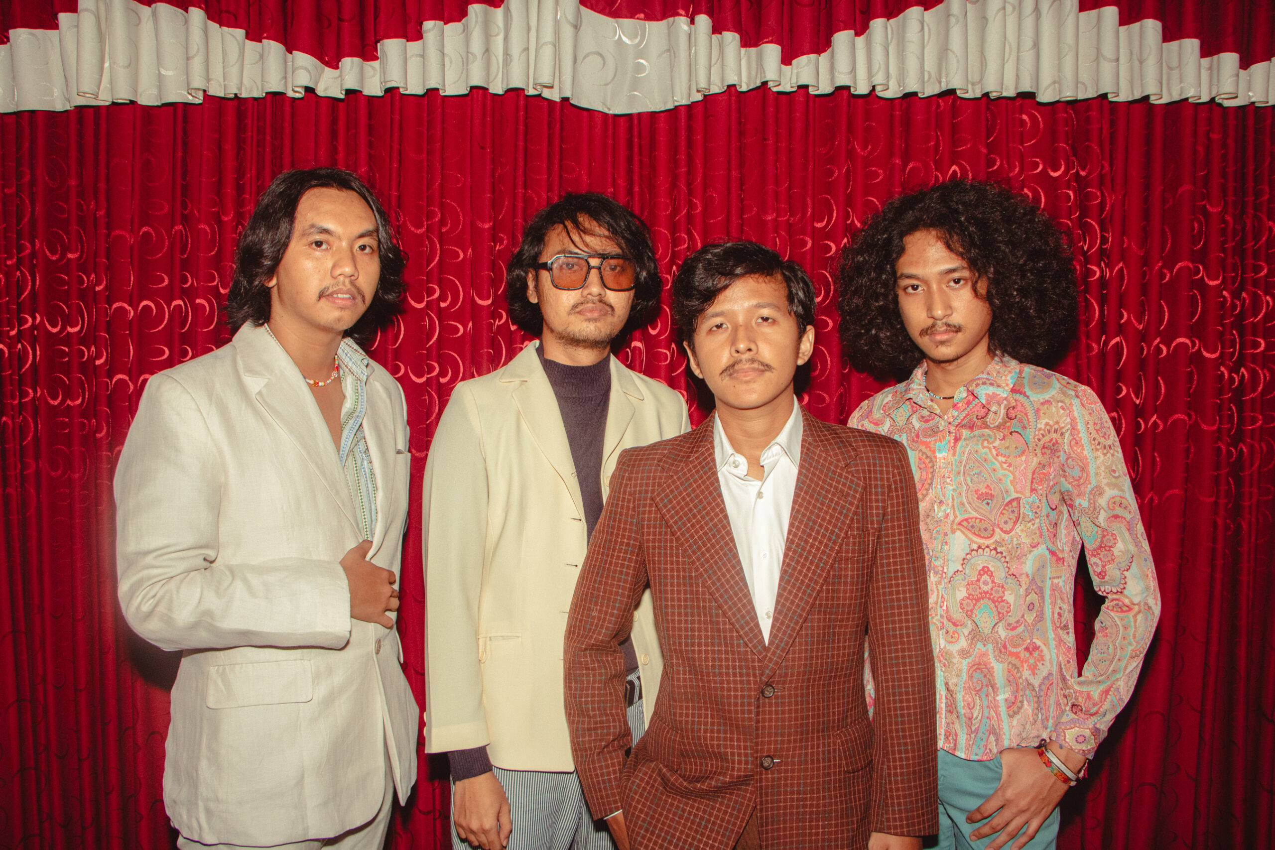 Loris and the Bell’air dalam perilisan single "Terjerat Sudut Gelap".