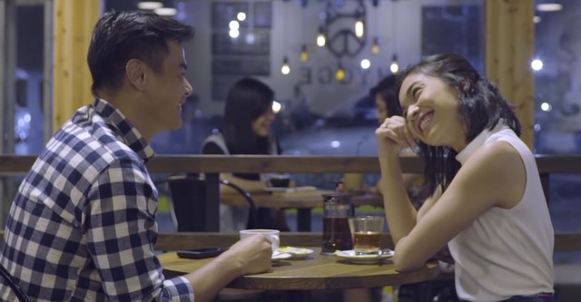 Dion Wiyoko dan Tika Bravani dalam Series Sore: Istri dari Masa Depan. Series ini bertema time travel.