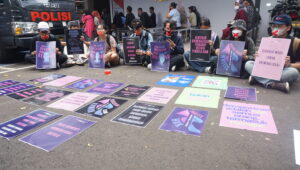 Sekelompok aktivis bersoldiritas terhadapa tahanan politik yang ditersangkakan di rutan polda metro jaya. Foto/Istimewa