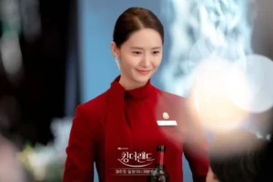 Yoona berperan sebagai Cheon Sa-rang dalam Drama Korea “King the Land”. 