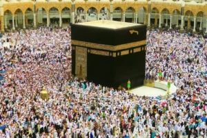 Ilustrasi Tawaf Mengelilingi Ka’bah Ketika Umrah.