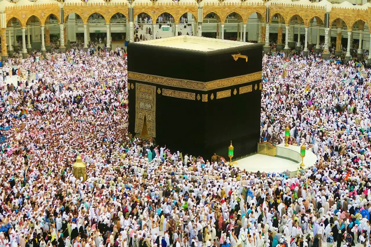 Ilustrasi Tawaf Mengelilingi Ka’bah Ketika Umrah.