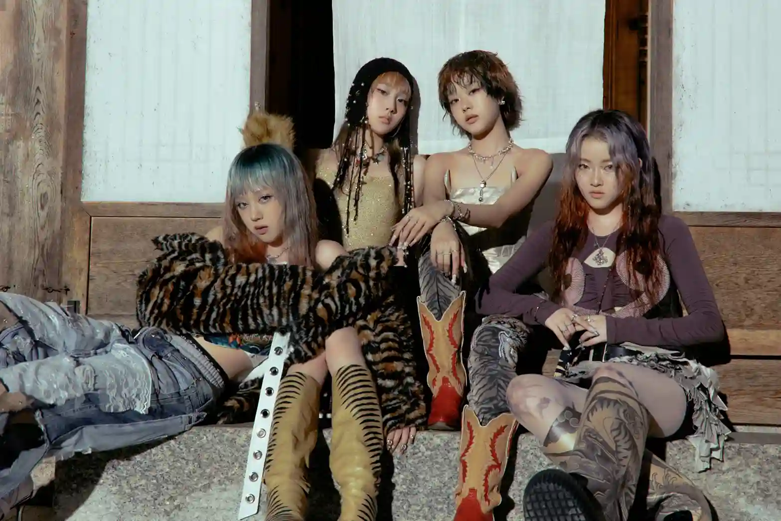 Para anggota VVUP dalam perilisan single “House Party”.