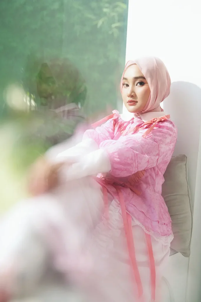 Fatin Shidqia dalam artwork album Cerita Kita