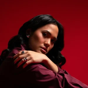 Sheryl Sheinafia dalam perilisan single “Lepas Kendali”.