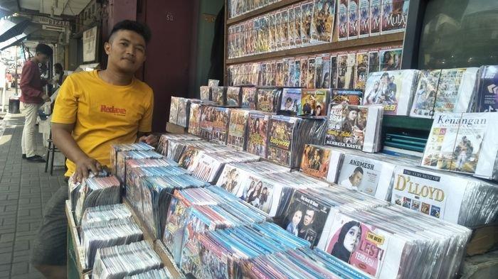 Ilustrasi penjual VCD bajakan