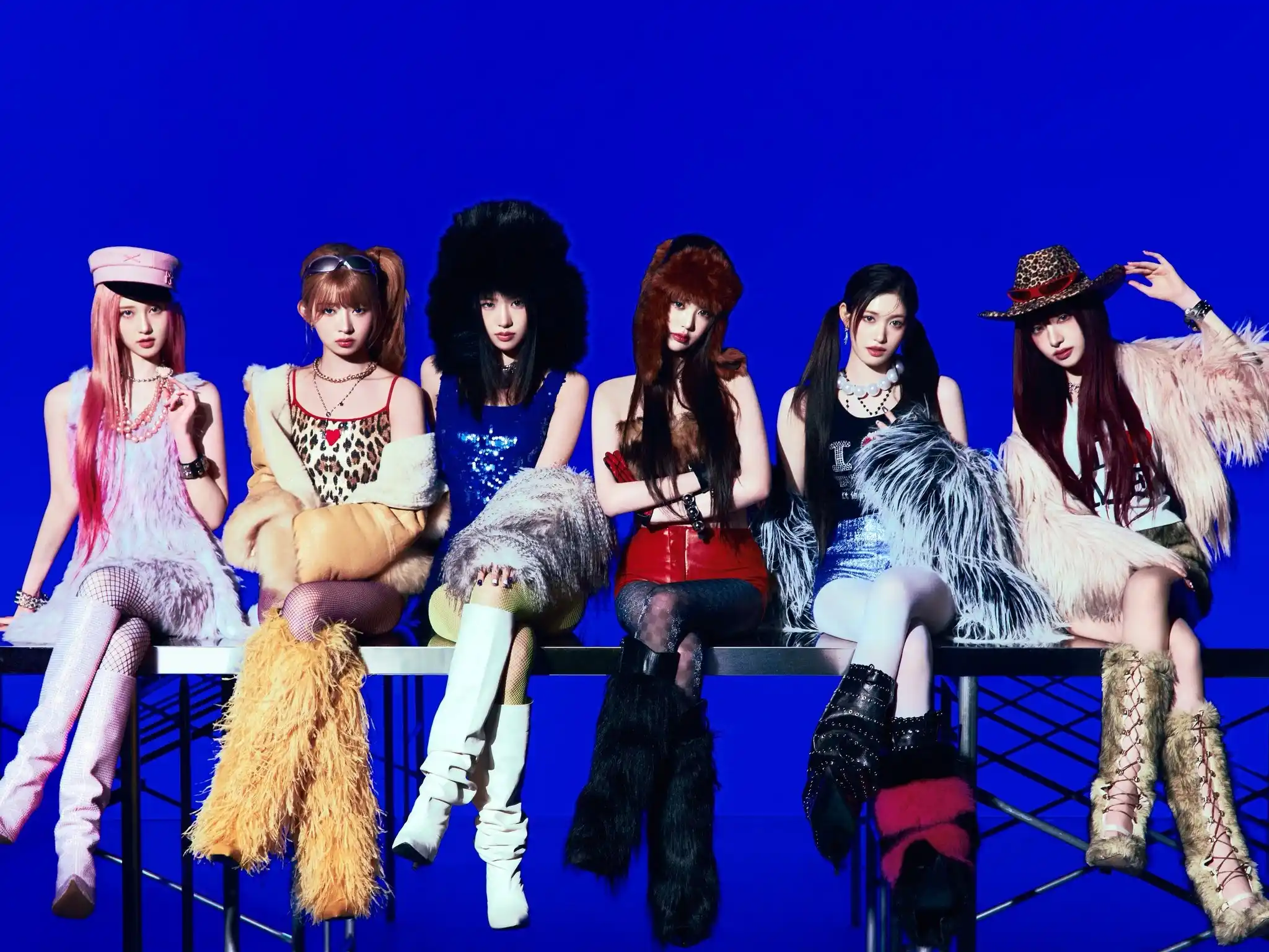 Potret grup IVE dalam perilisan lagu "Blackhole" dan album "REVIVE+".