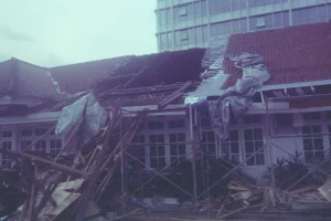 Ilustrasi Bangunan Tua yang Rusak.