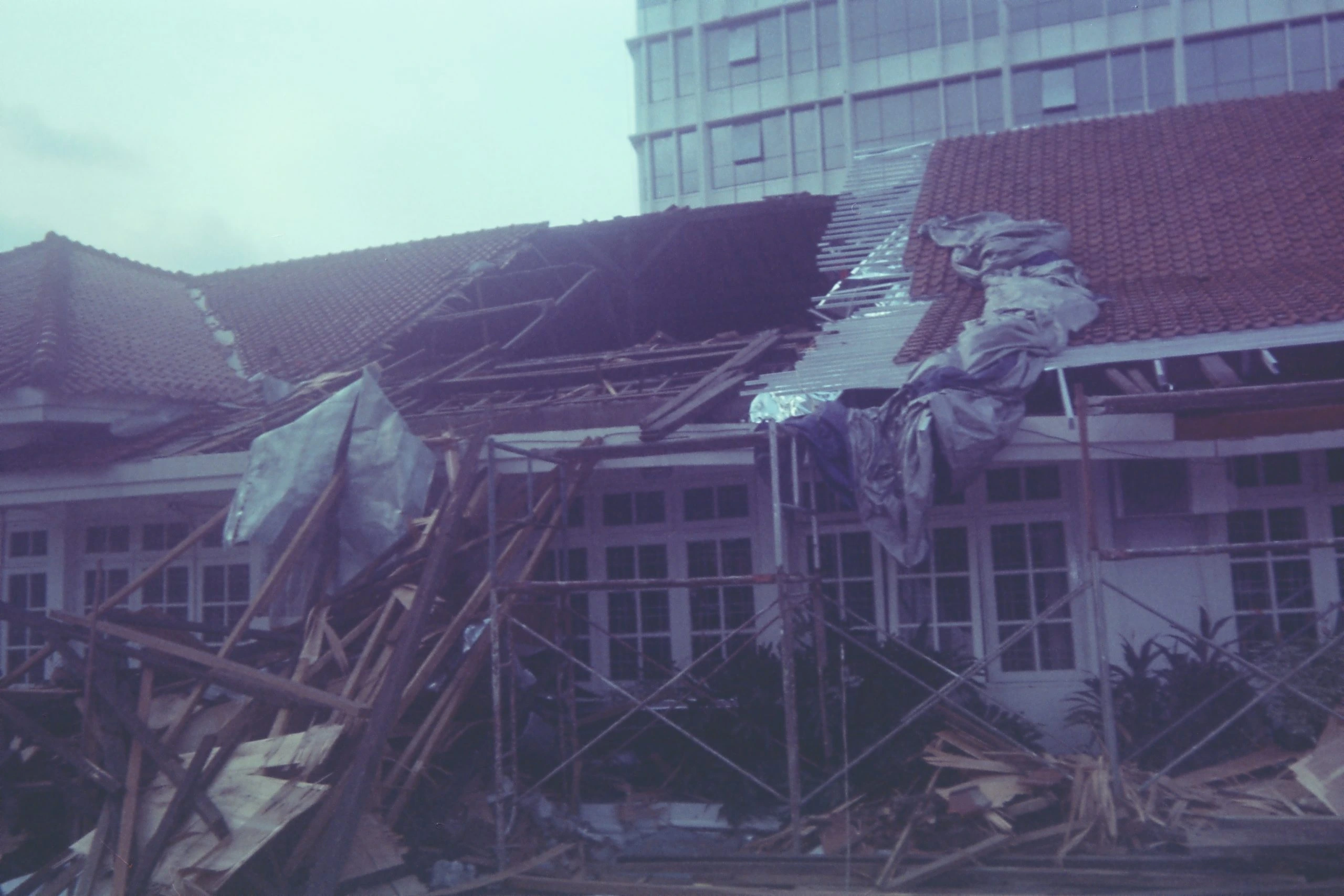 Ilustrasi Bangunan Tua yang Rusak.