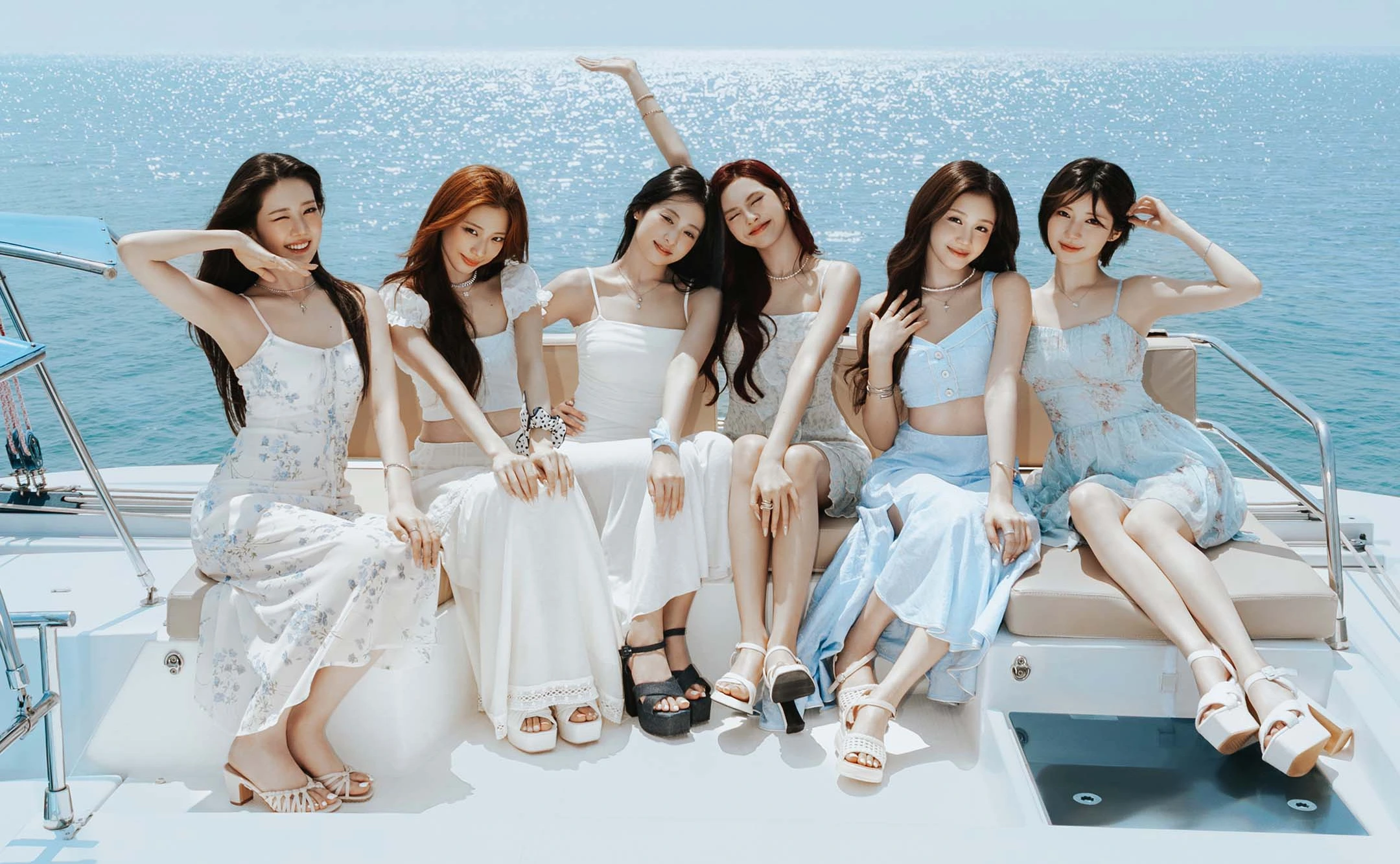 Potret grup BABYMONSTER dalam perilisan video musik “I Like It”.