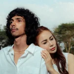 Potret eńau dan Momo untuk perilisan lagu "Sudah Tahu Tuhan Kita Berbeda".