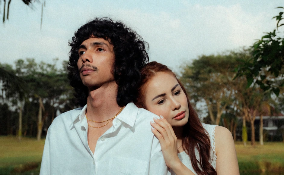 Potret eńau dan Momo untuk perilisan lagu "Sudah Tahu Tuhan Kita Berbeda".