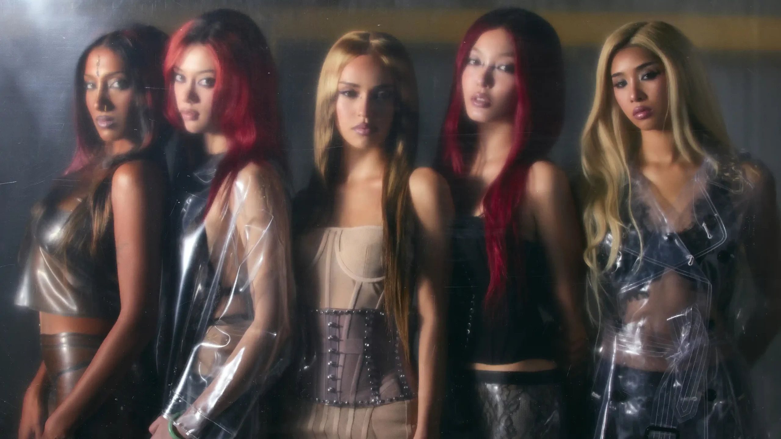 Potret grup KATSEYE dalam perilisan single “Hootie Fruitti”.