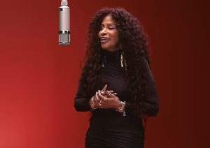 Chaka Khan kembali melantunkan Lagu Through the fire