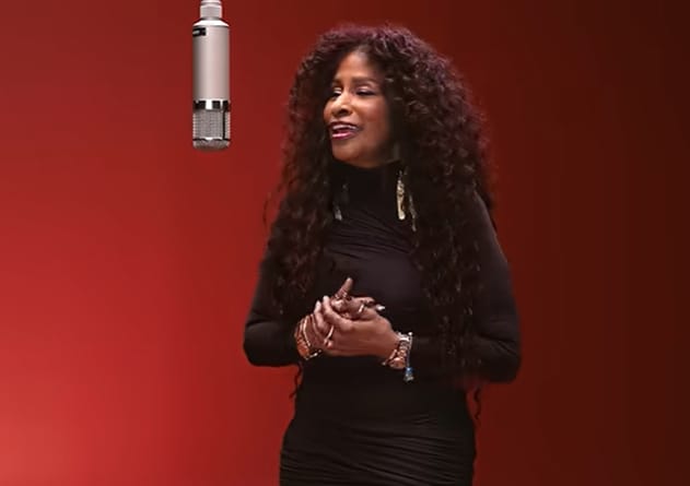 Chaka Khan kembali melantunkan Lagu Through the fire