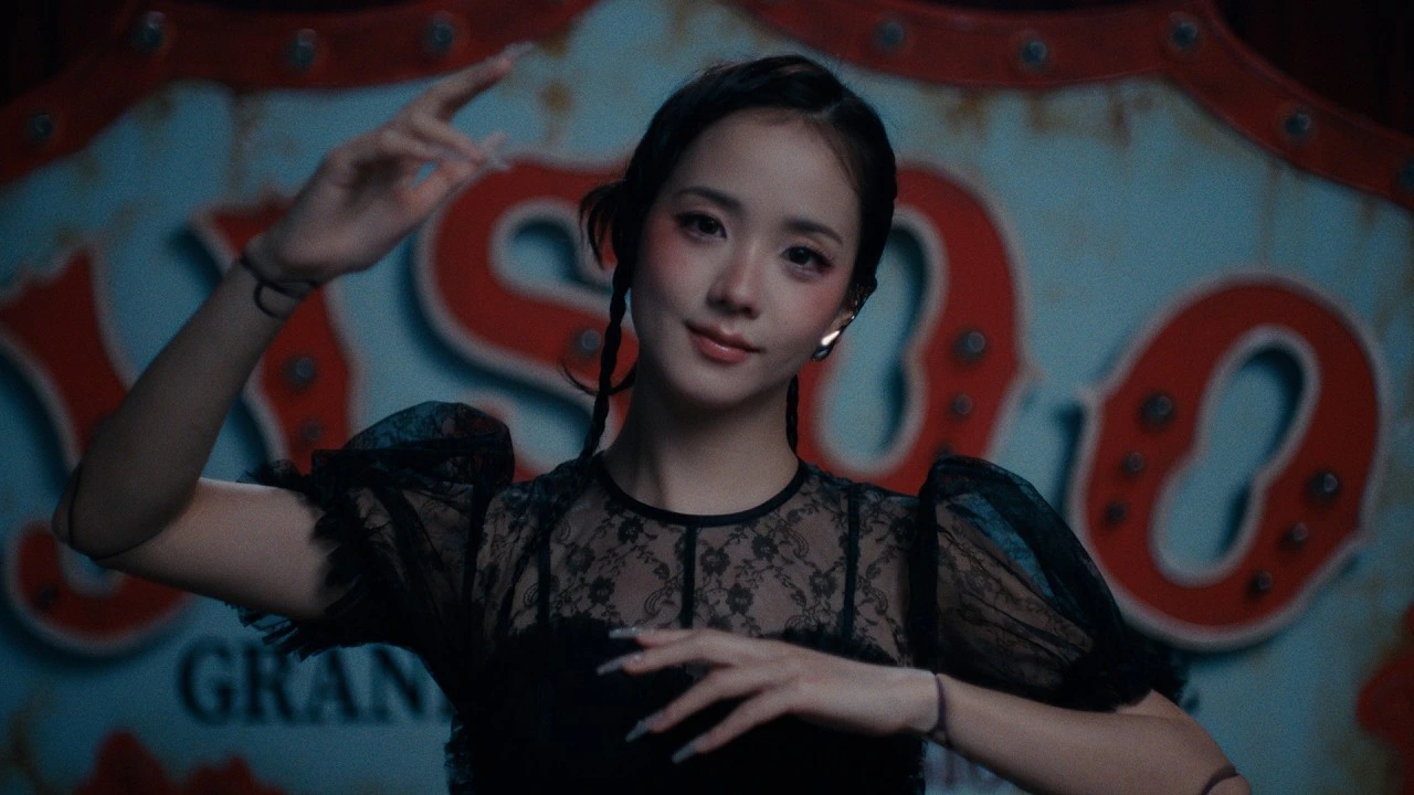 Potret Jisoo BLACKPINK dalam perilisan video musik “Click”.